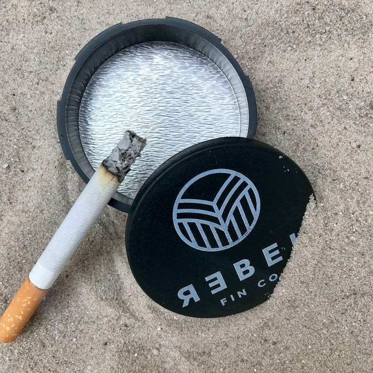 Taschenaschenbecher aus Post-Consumer Kunststoff - REBEL FIN CO.