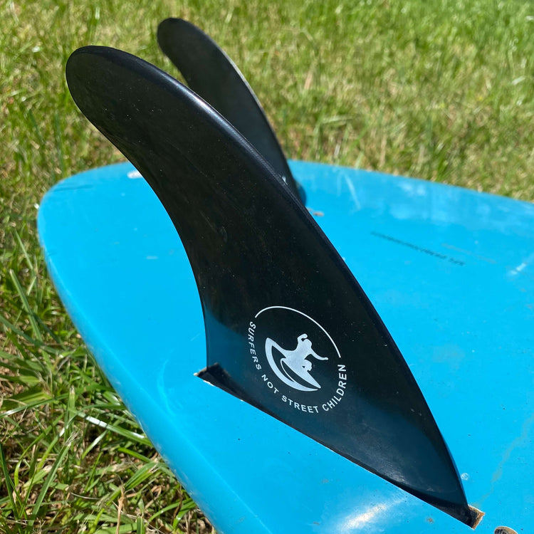 Smilewave_Not Street Children_Surffinnen_Thruster_Fins_Surf_NGO_REBEL_FIN_CO