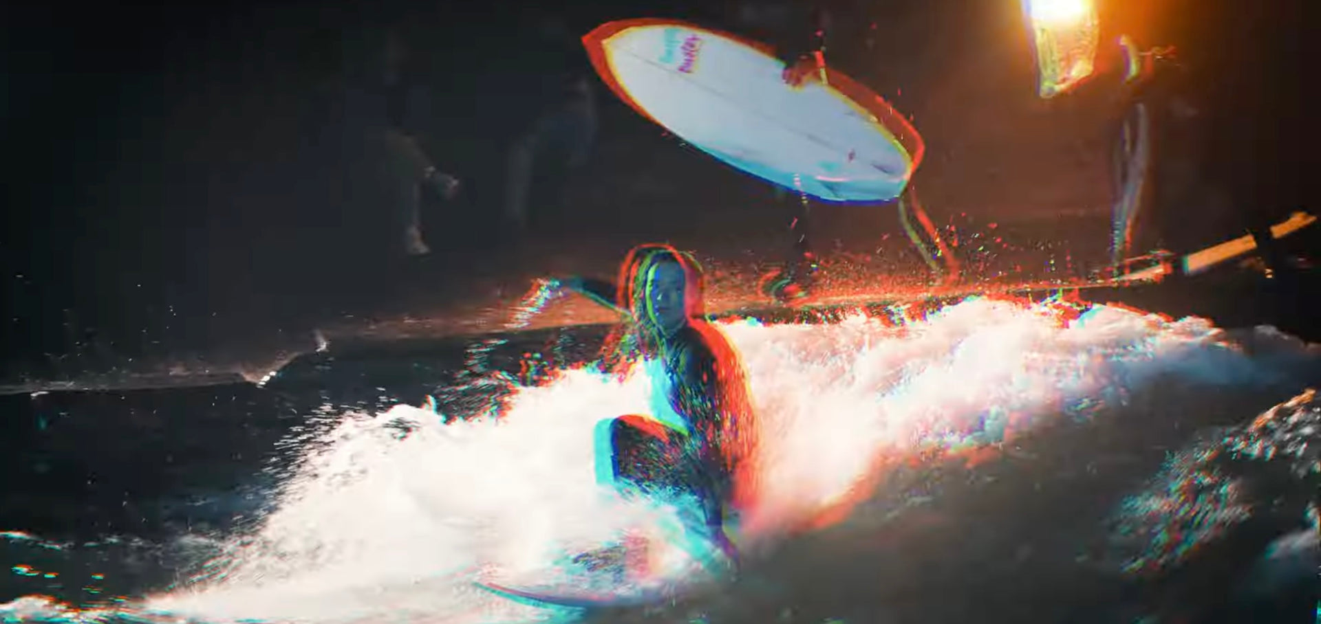 Video laden: REBEL SURF and SANTO LOCO have teamed up and invited a top crew to a night session at the Eisbachwelle in Munich. Matze Ried filmed our ambassadors Lena Krupitz, Fabian Panzer and Marius Gerlach and Eisbach homies Flori Kummer, Maya Fiona and Well b.