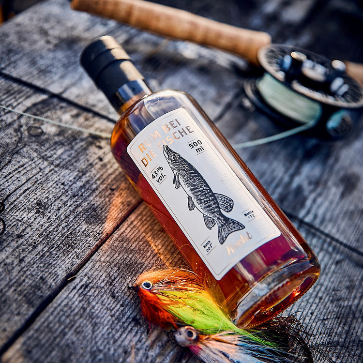 RUM BEI DIE FISCHE - Hecht - REBEL FIN CO.