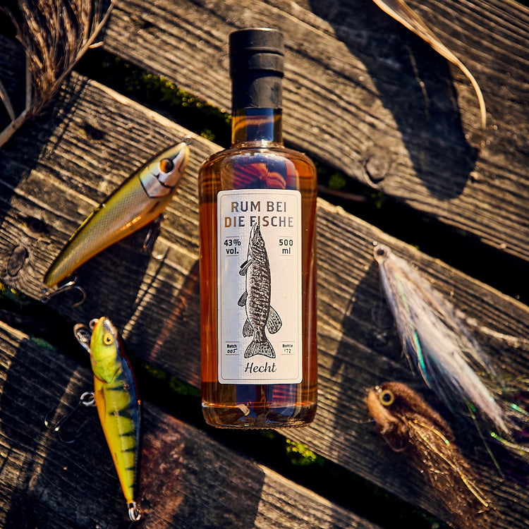 RUM BEI DIE FISCHE - Hecht - REBEL FIN CO.