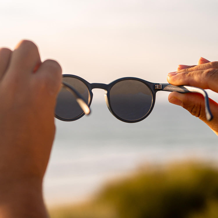 HARLYN NAVY SUNGLASSES - Grey Lens